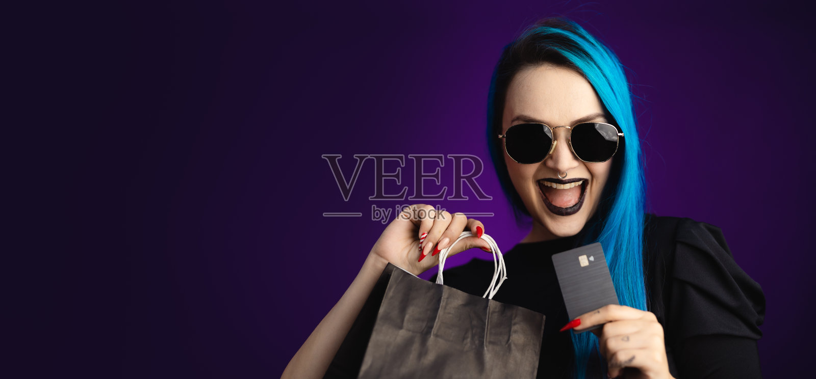 大横幅女人在黑色星期五，购物，蓝色头发，复制空间，黑色背景，霓虹灯风格的网站，广告牌和公告板照片摄影图片