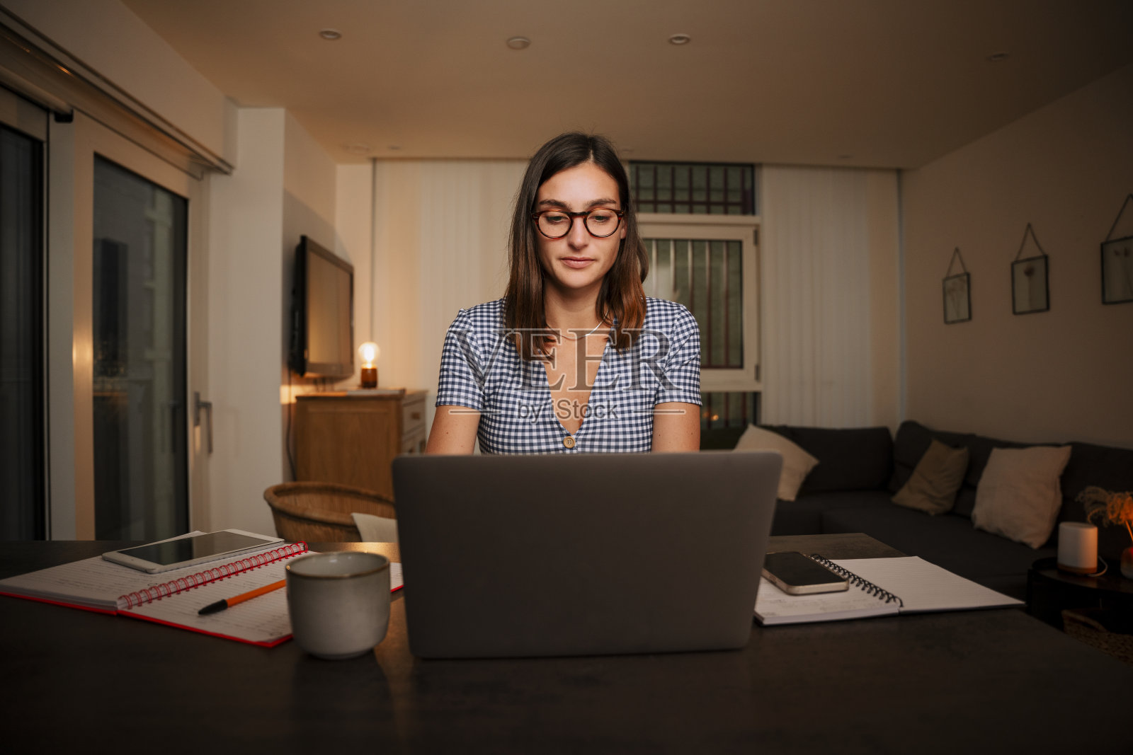 白人女性，深夜在家用笔记本电脑打字照片摄影图片
