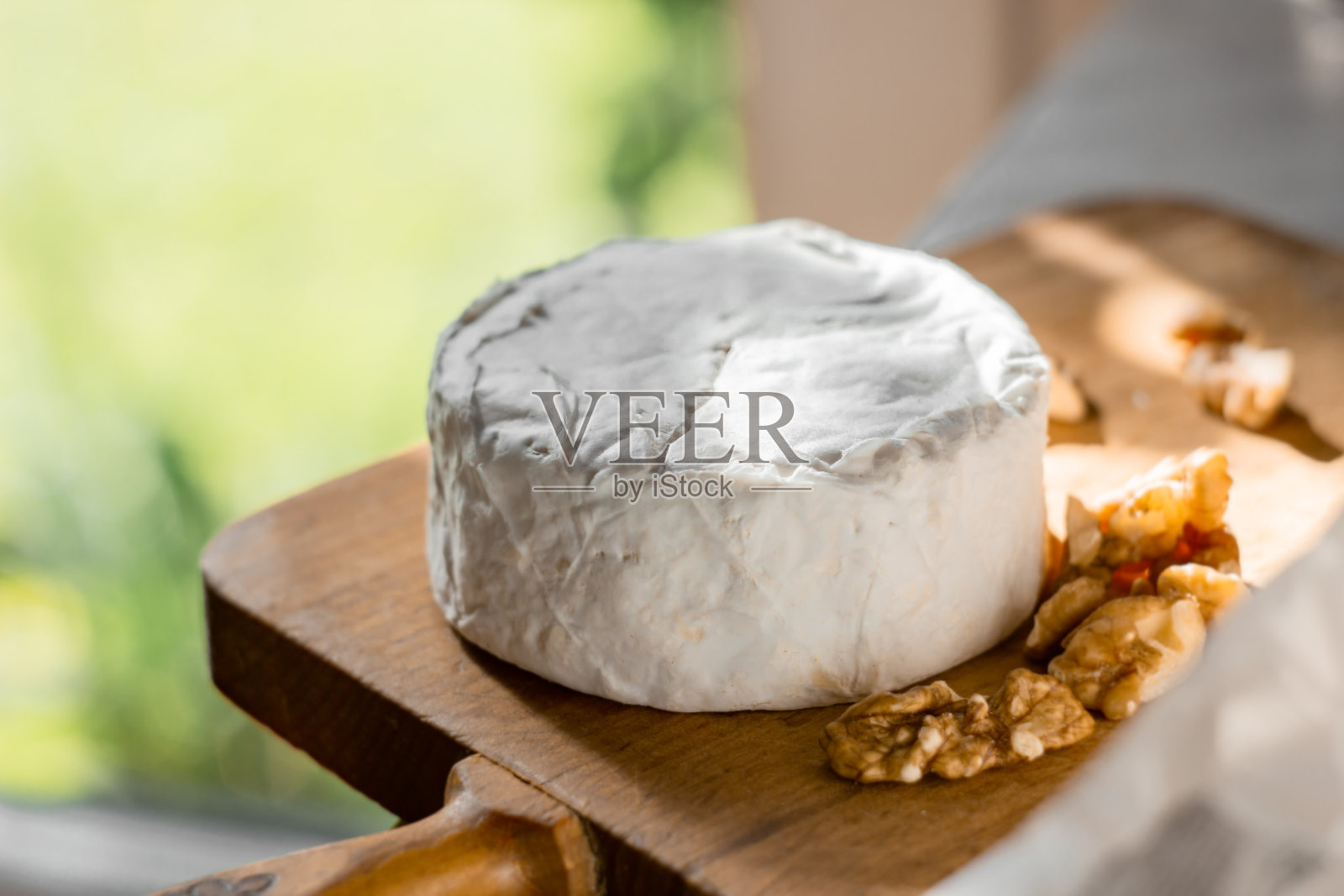 布里乳酪或卡门培尔乳酪配核桃。特写，选择性聚焦照片摄影图片