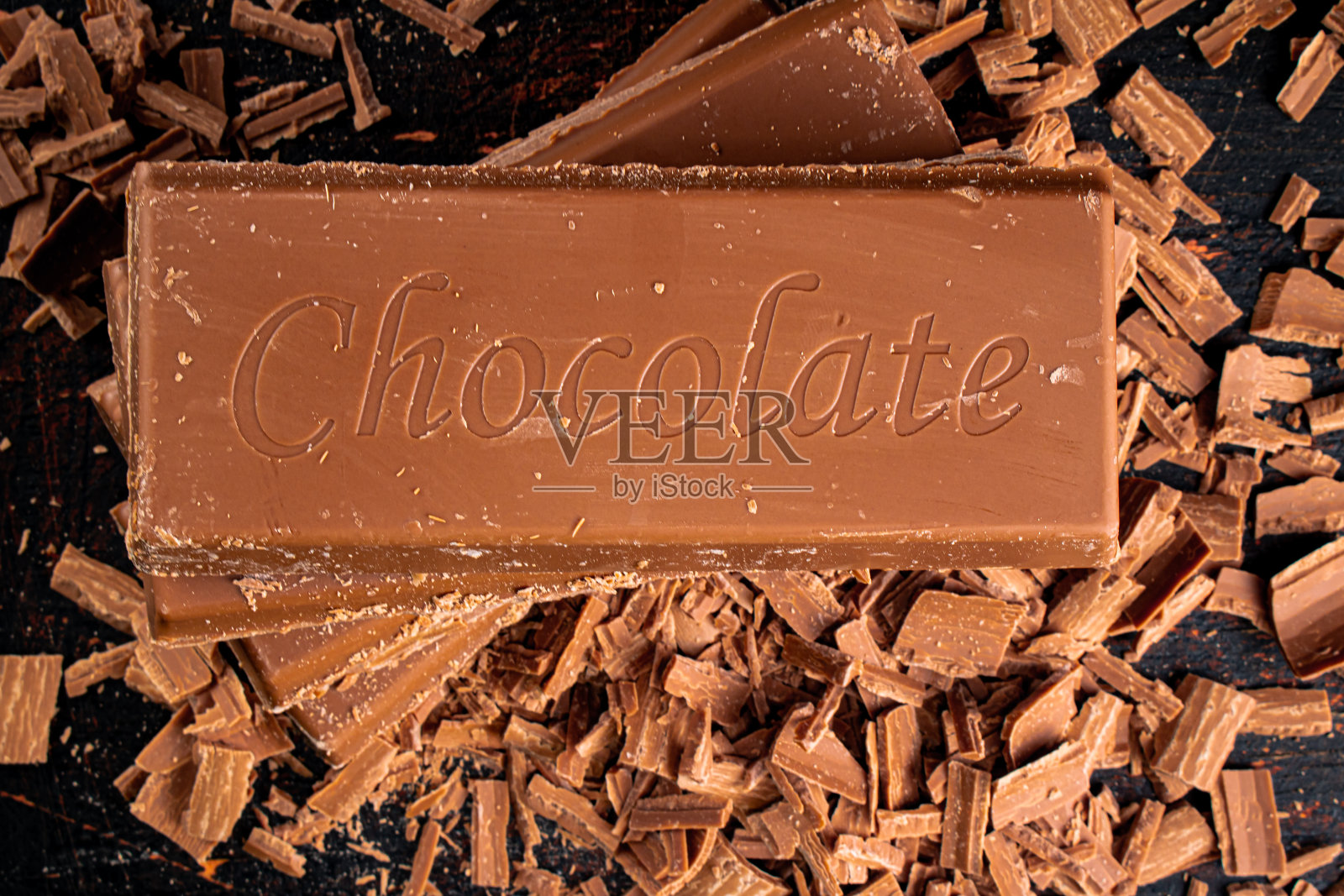 磨碎的牛奶巧克力。前视图。照片摄影图片