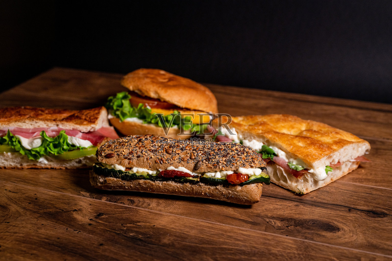 三明治配意大利腊肠和蔬菜照片摄影图片