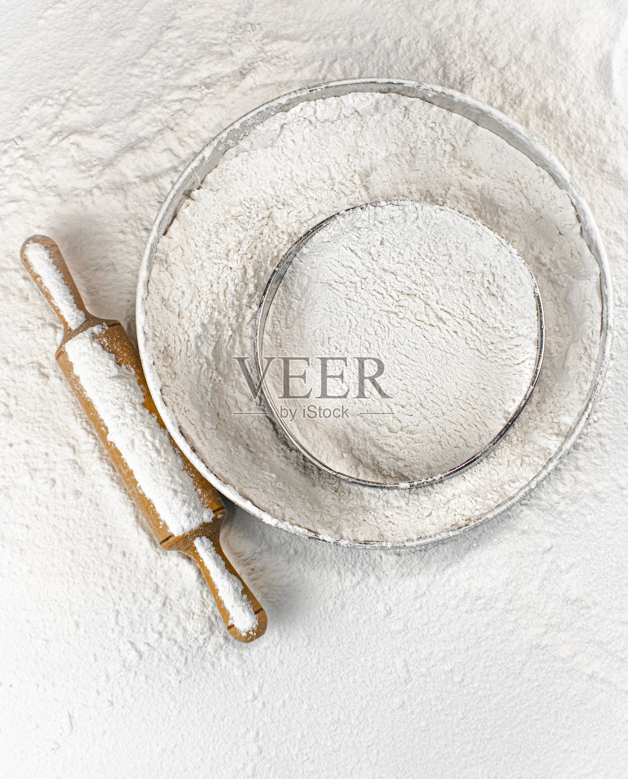 面粉筛和木擀面杖。前视图。照片摄影图片