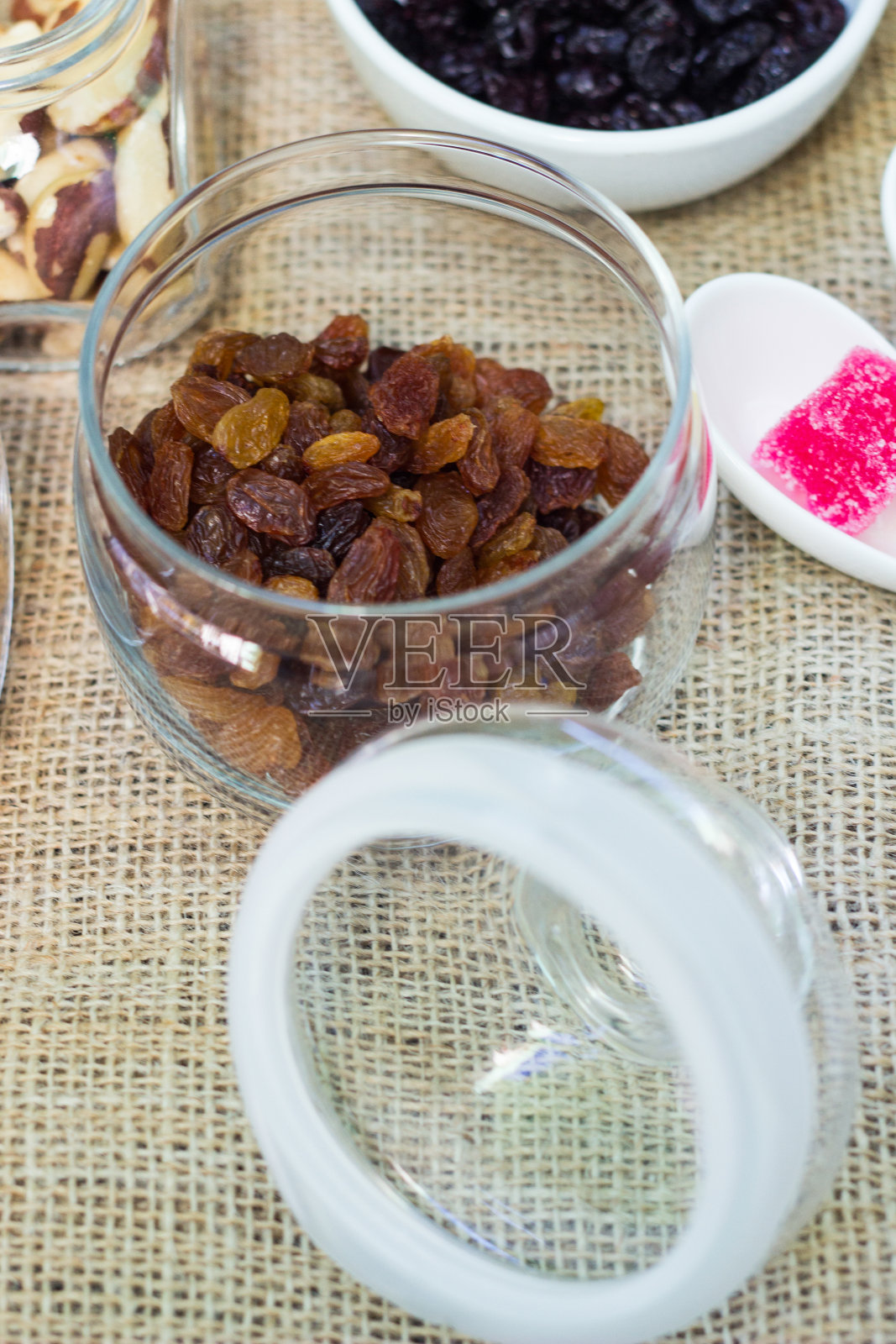 碗里有干果和坚果照片摄影图片