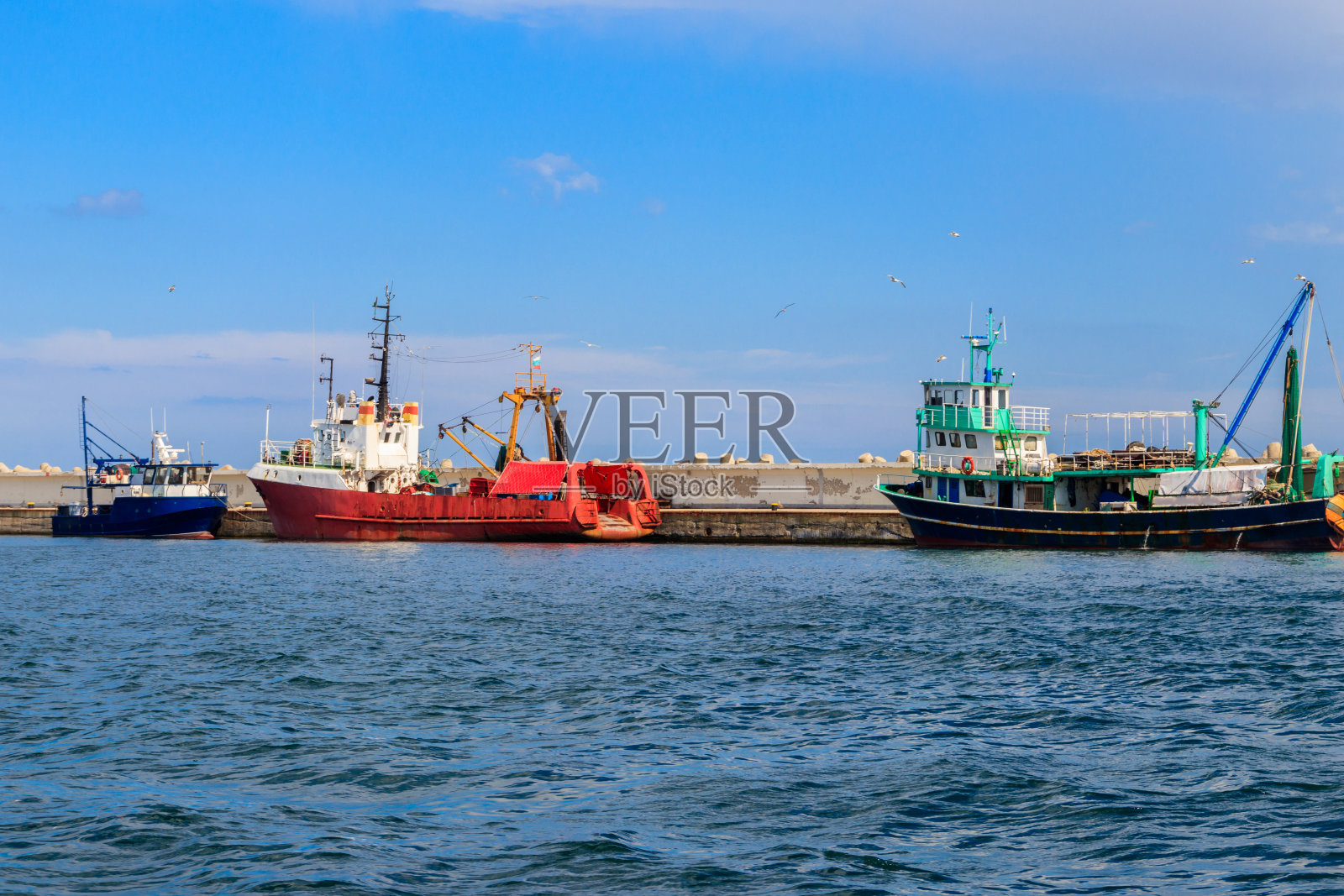 保加利亚内塞巴尔港的拖网渔船照片摄影图片