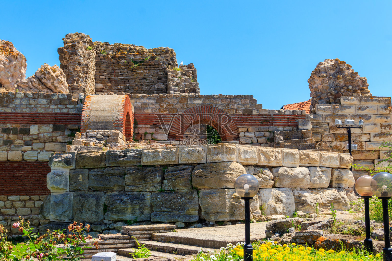 保加利亚内塞巴尔老城入口处的古老堡垒墙照片摄影图片