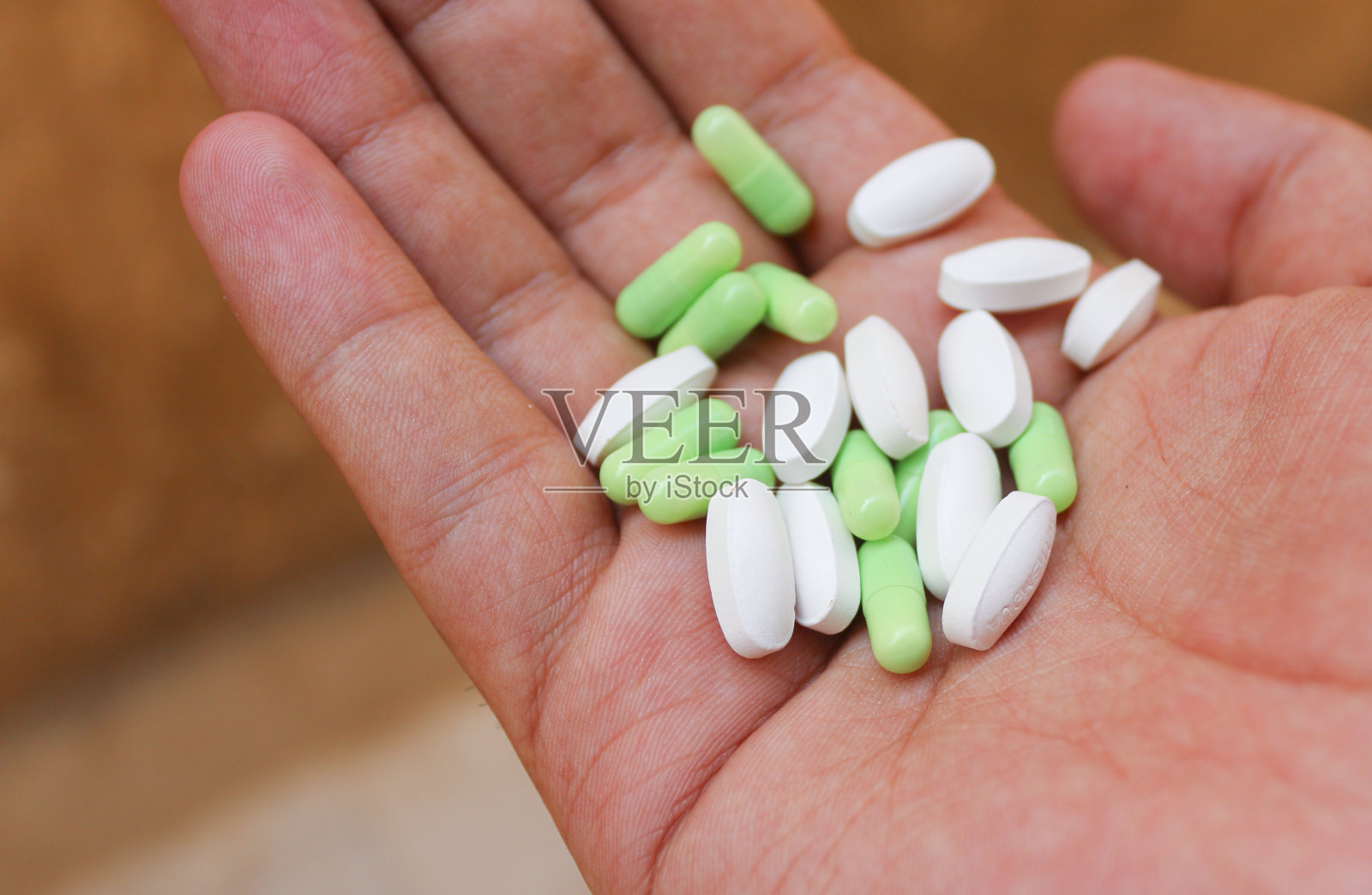 握紧药丸的手照片摄影图片