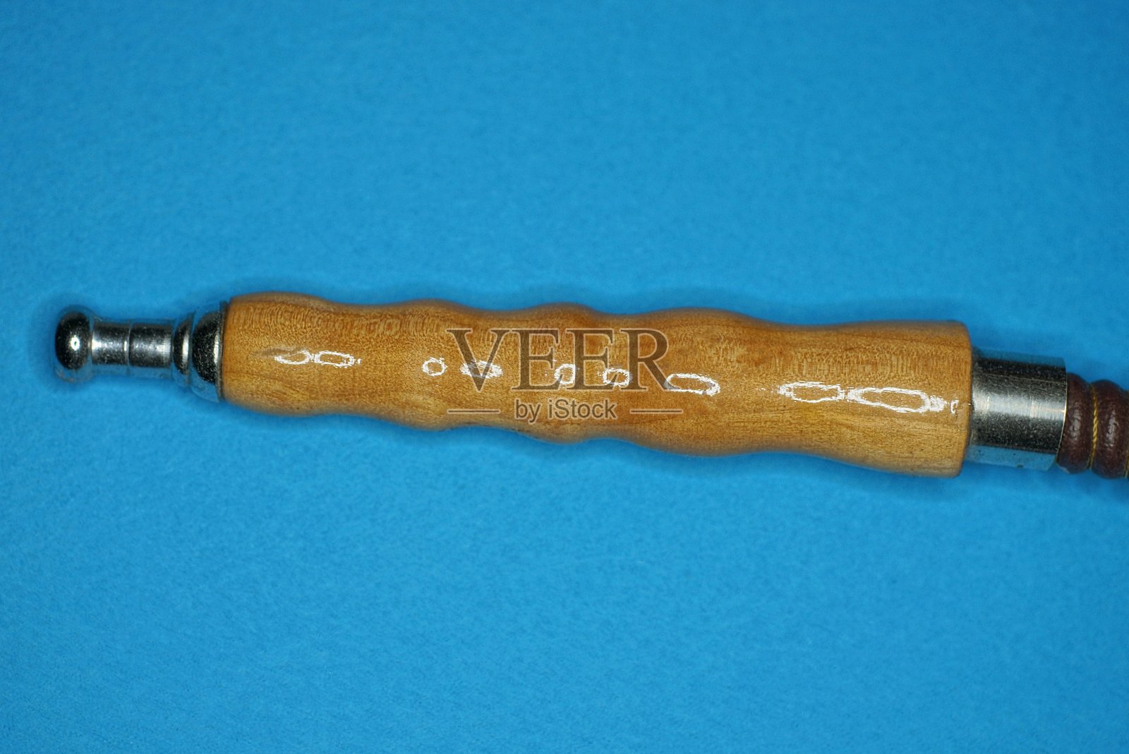 水烟管上有一根棕色的木管照片摄影图片