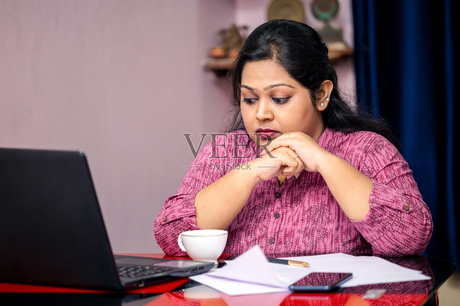 在家用笔记本电脑工作，看起来情绪低落不开心，情绪低落的妇女照片摄影图片