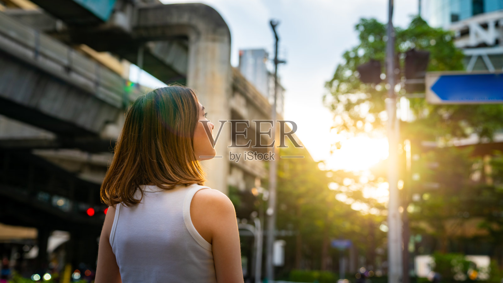 年轻亚洲女人的肖像走在城市的街道照片摄影图片