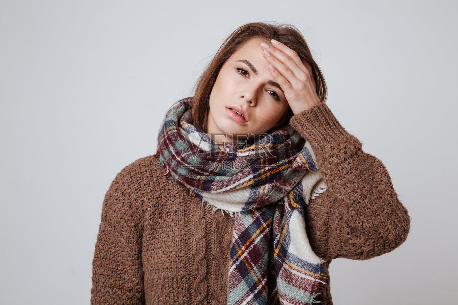 穿毛衣戴围巾的生病女人照片摄影图片