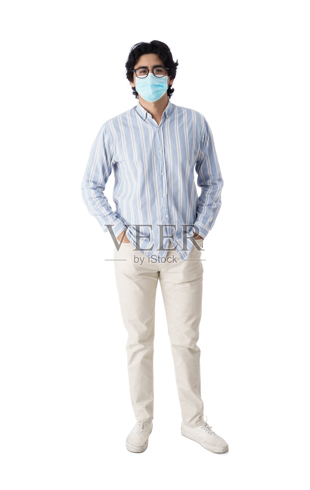 戴着面具的拉丁年轻人站在那里看着摄像机照片摄影图片