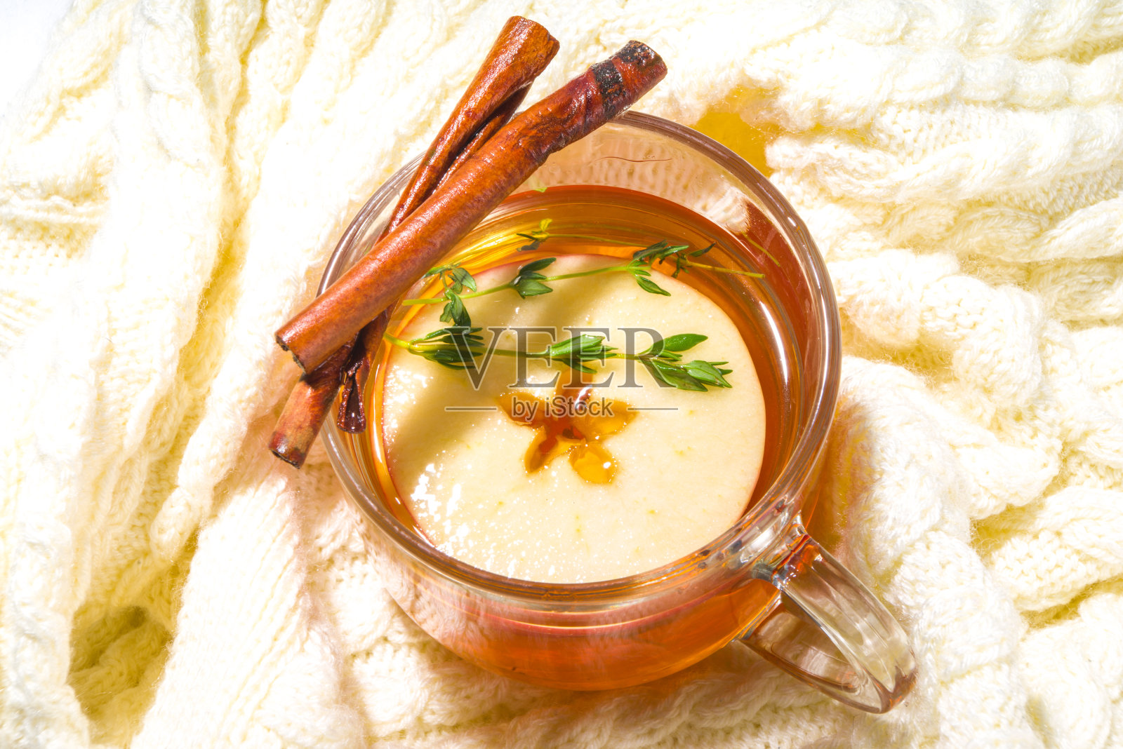 肉桂和百里香苹果茶照片摄影图片