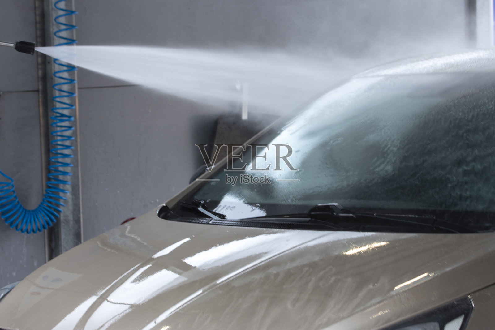 洗车，洗车服务，挡风玻璃和水喷雾照片摄影图片