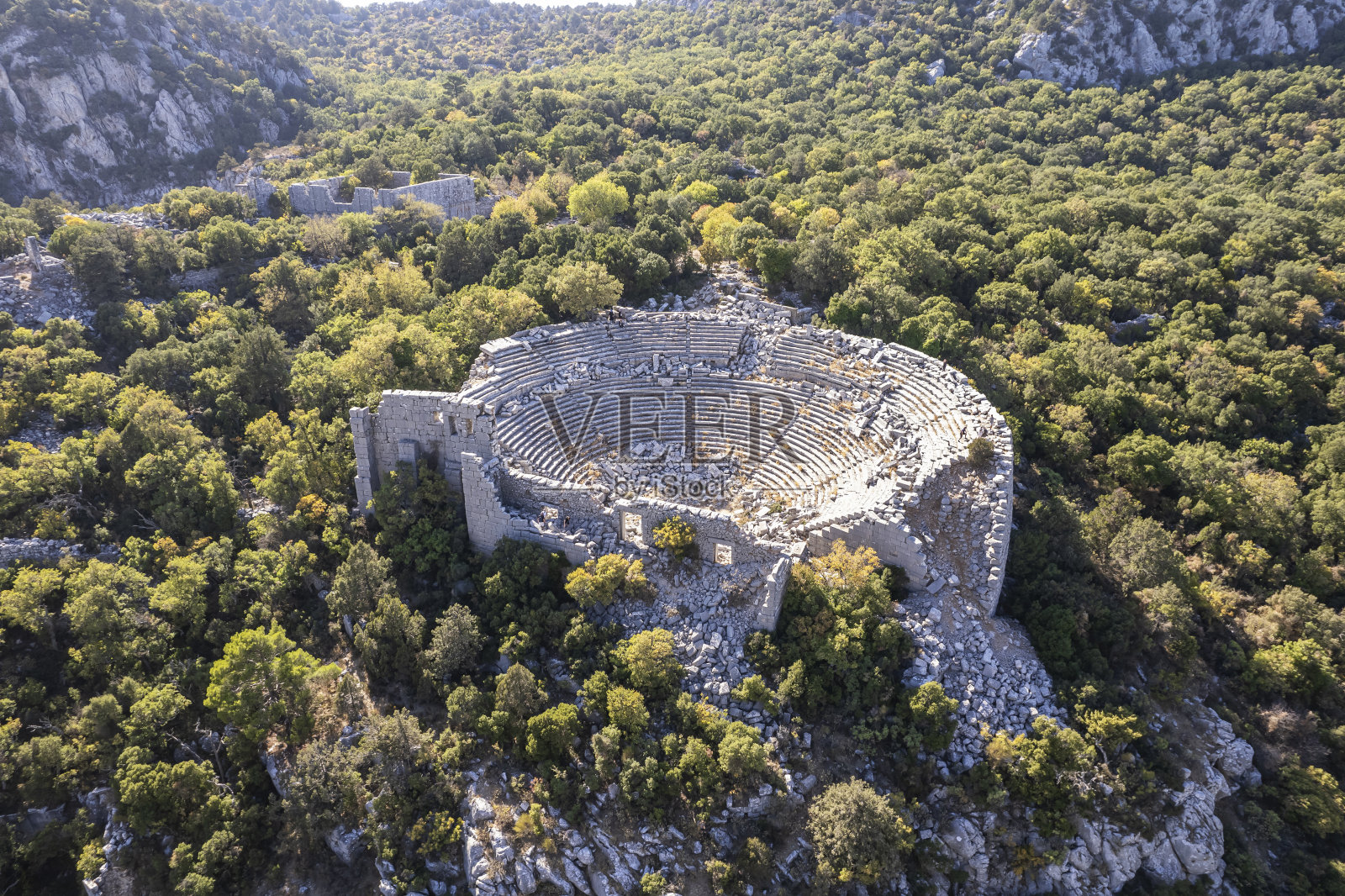 特梅索斯古城的圆形剧场。Termessos是安塔利亚——土耳其最杰出的考古遗址之一。尽管被围困了很长时间，亚历山大大帝还是没能占领这座古城。照片摄影图片
