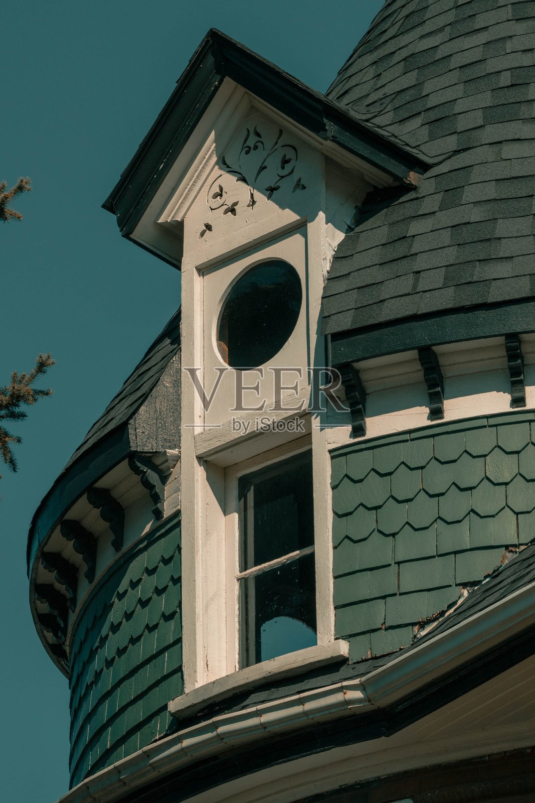 阁楼的窗口照片摄影图片