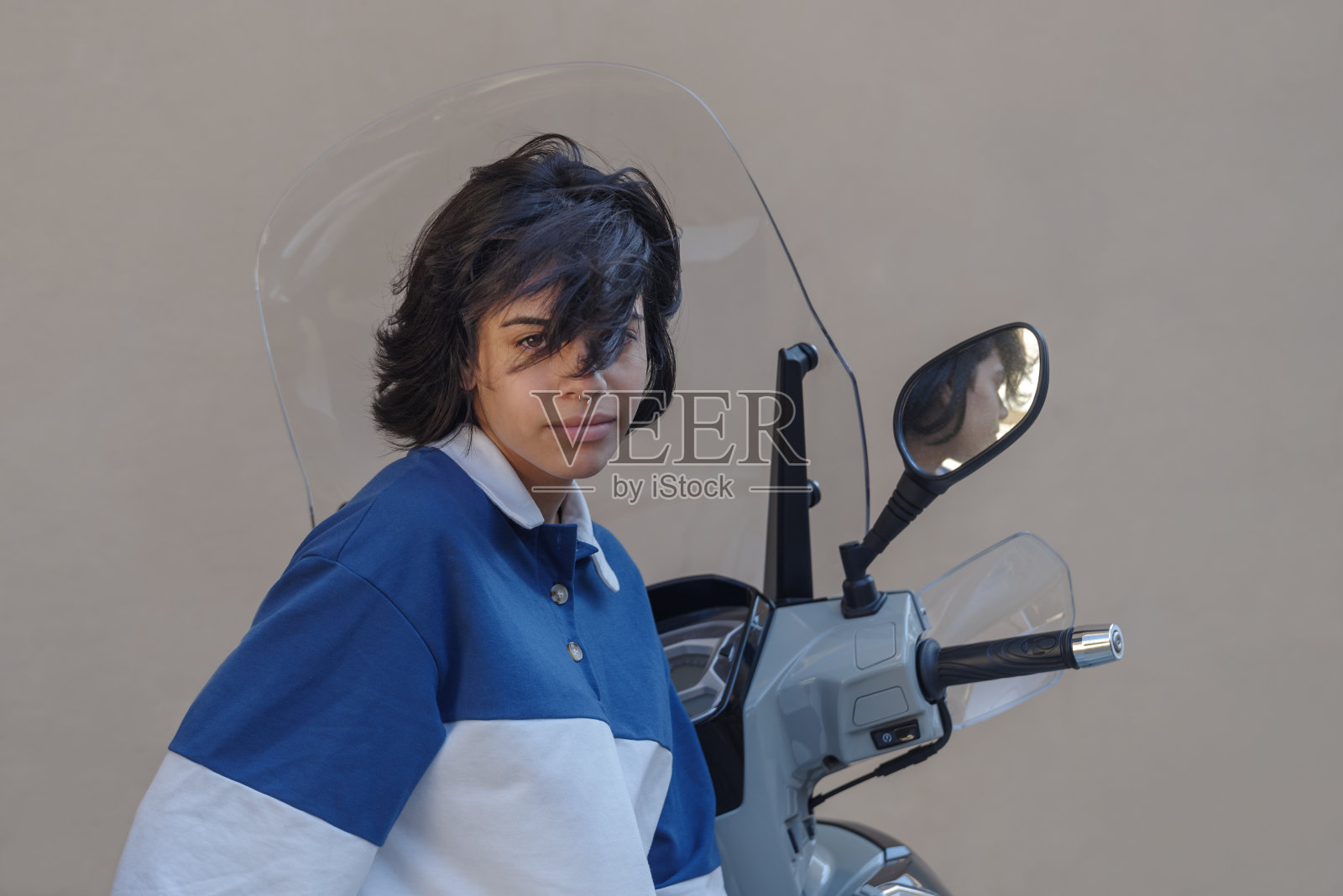 少女坐在摩托车上的肖像照片摄影图片