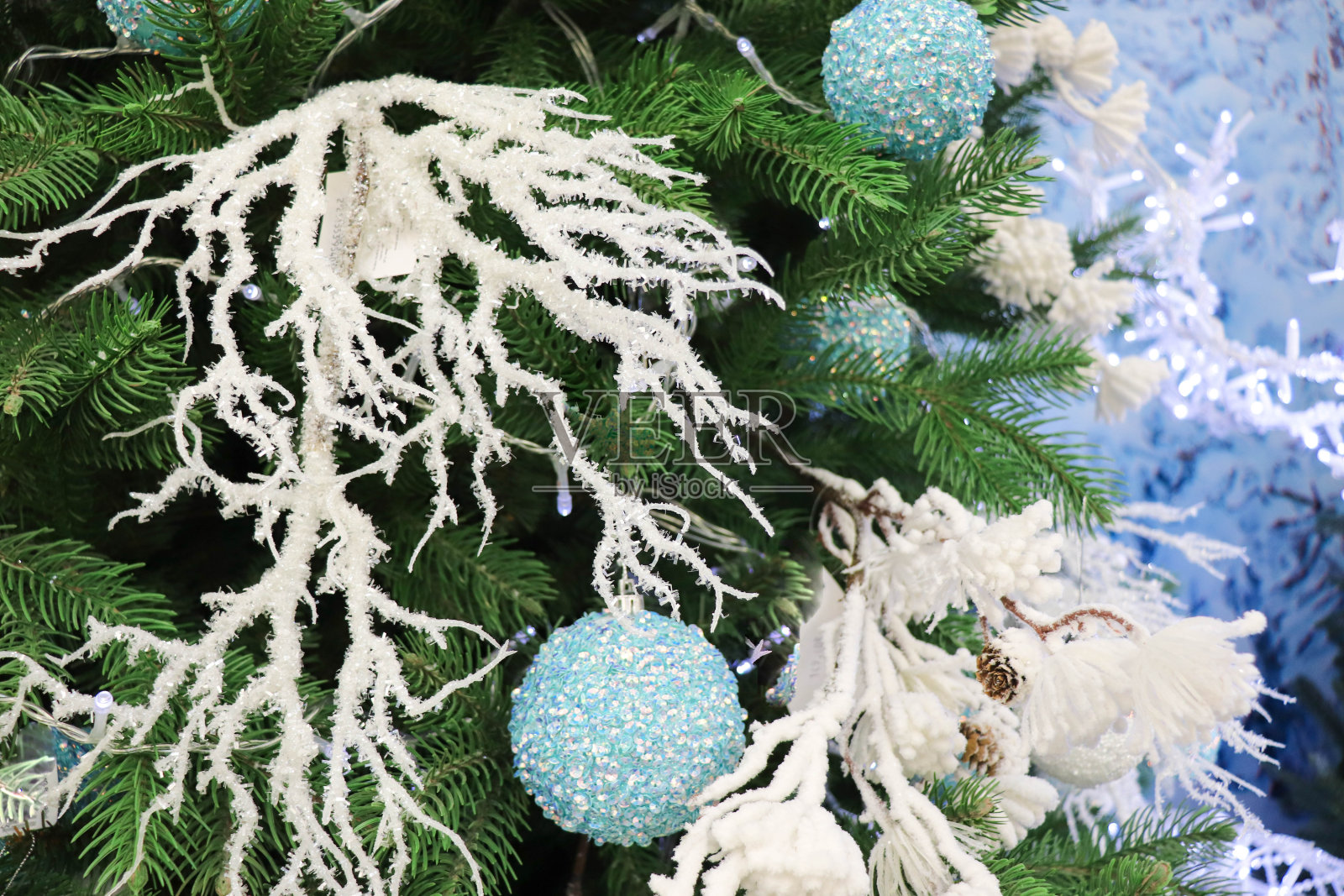 圣诞背景的冷杉树枝，圆锥形，圣诞球和圣诞树装饰照片摄影图片