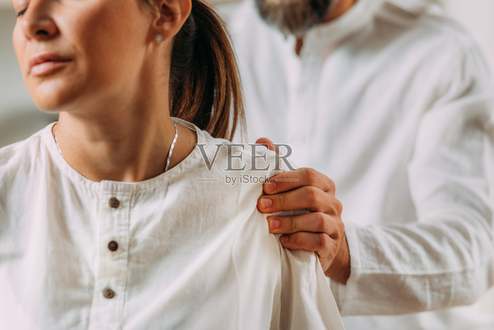 指压按摩。照片摄影图片