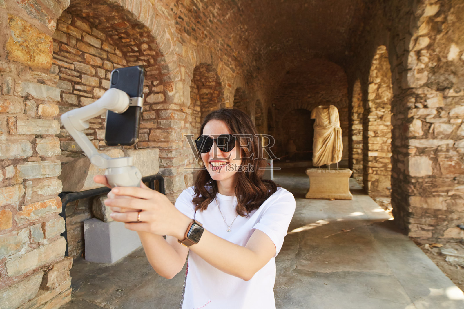一名女子正在用万向节拍摄故事视频照片摄影图片