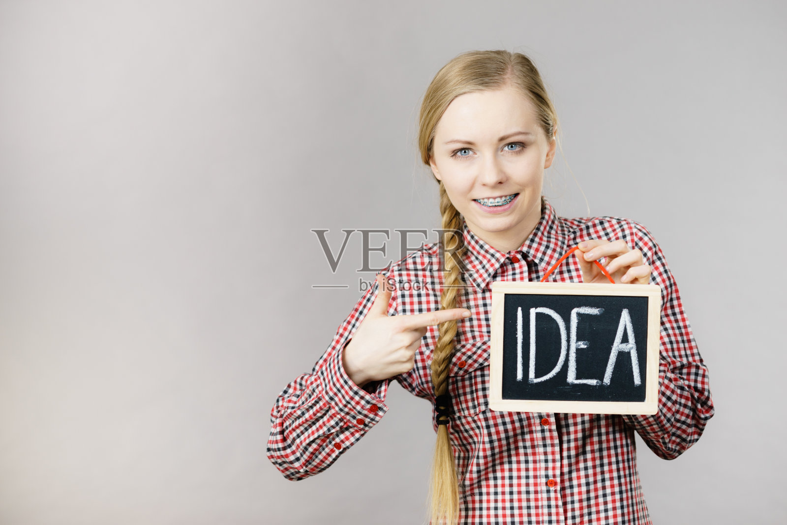 快乐积极的女人举着主意牌照片摄影图片