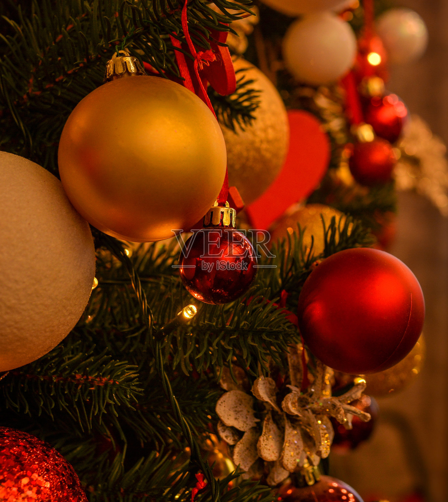 美丽豪华的圣诞树与金色，红色，白色的球，锥形特写!圣诞气氛!圣诞节的背景照片摄影图片