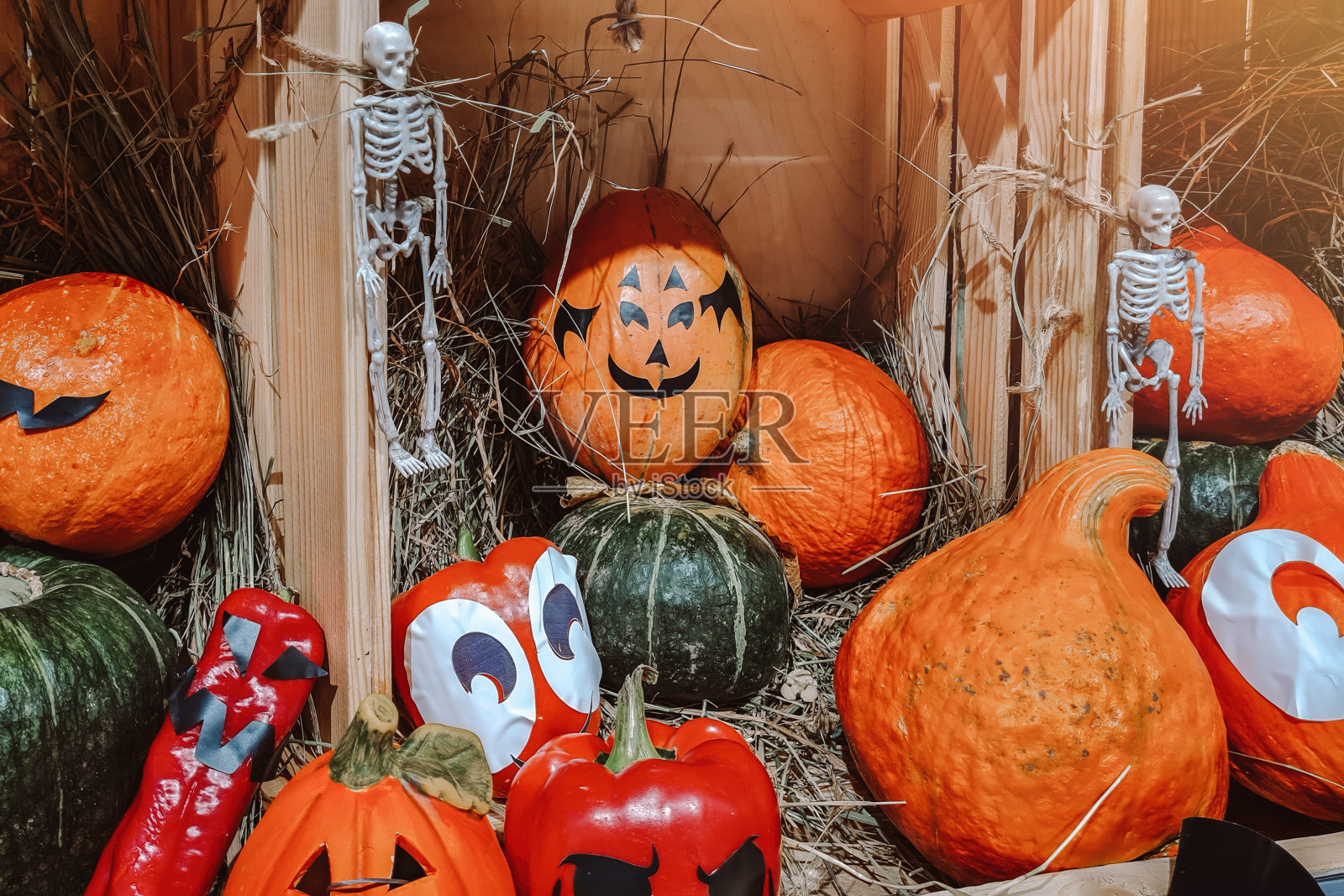 万圣节前夕房屋的节日装饰。装饰着笑脸的南瓜。秋天的丰收,感恩节。照片摄影图片