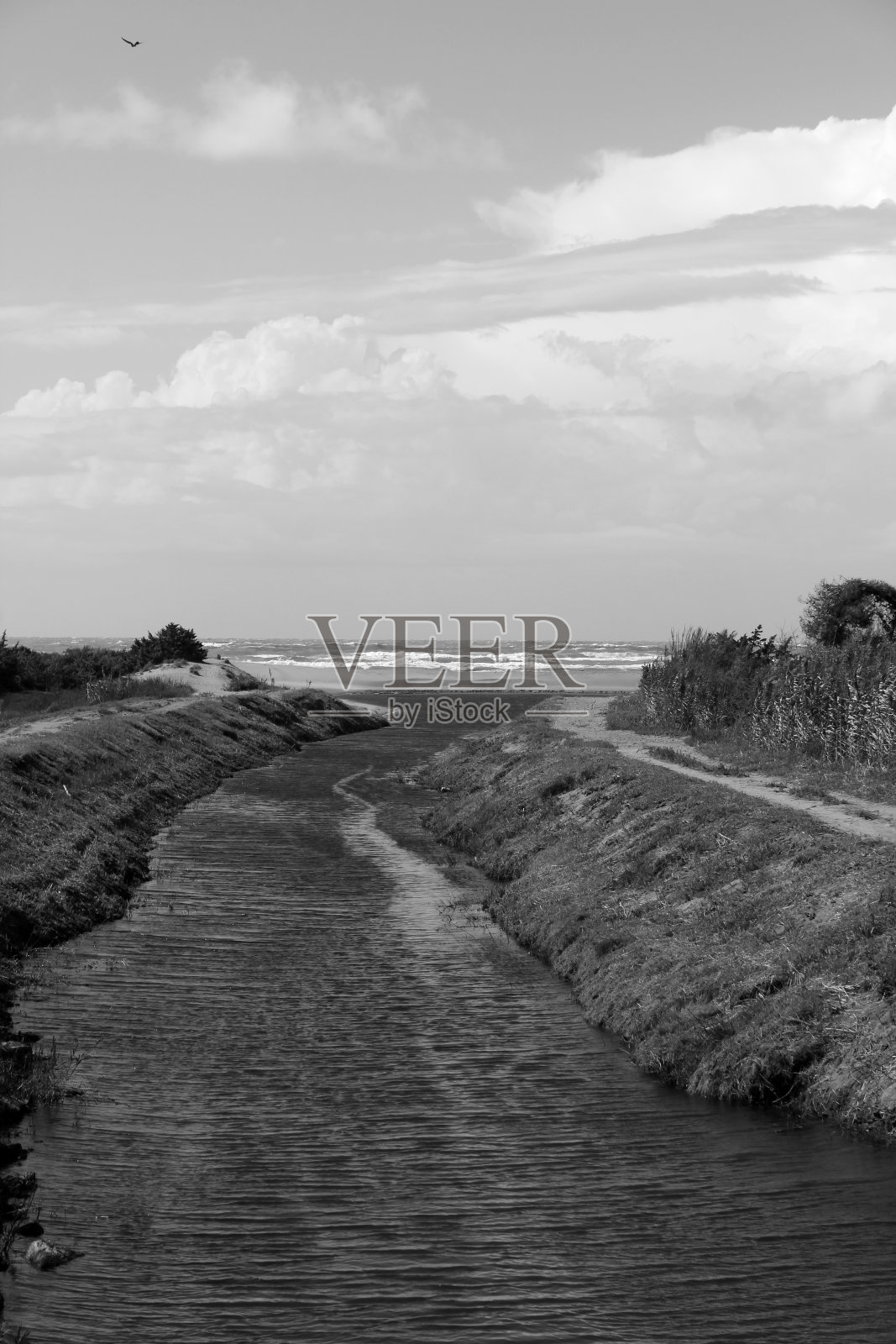 意大利湖塔的死水照片摄影图片