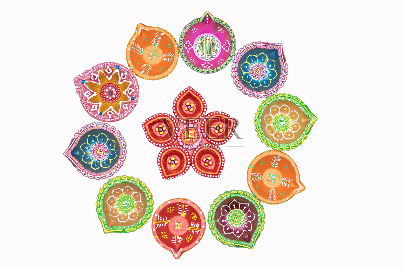 圆形圆形花Rangoli的多色迪亚，深或迪亚孤立在白色背景与复制空间。排灯节的主题，Navratri Pooja, Dussehra Puja, Ganesh Chaturthi, Shubh Deepawali照片摄影图片