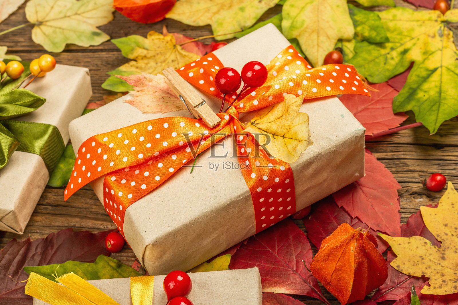 零浪费的送礼理念与秋季设计。温暖的毛衣，秋叶，主题装饰照片摄影图片