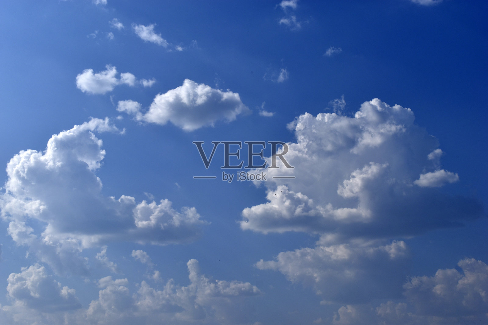 蓝白色积云为雷暴云的景观照片摄影图片