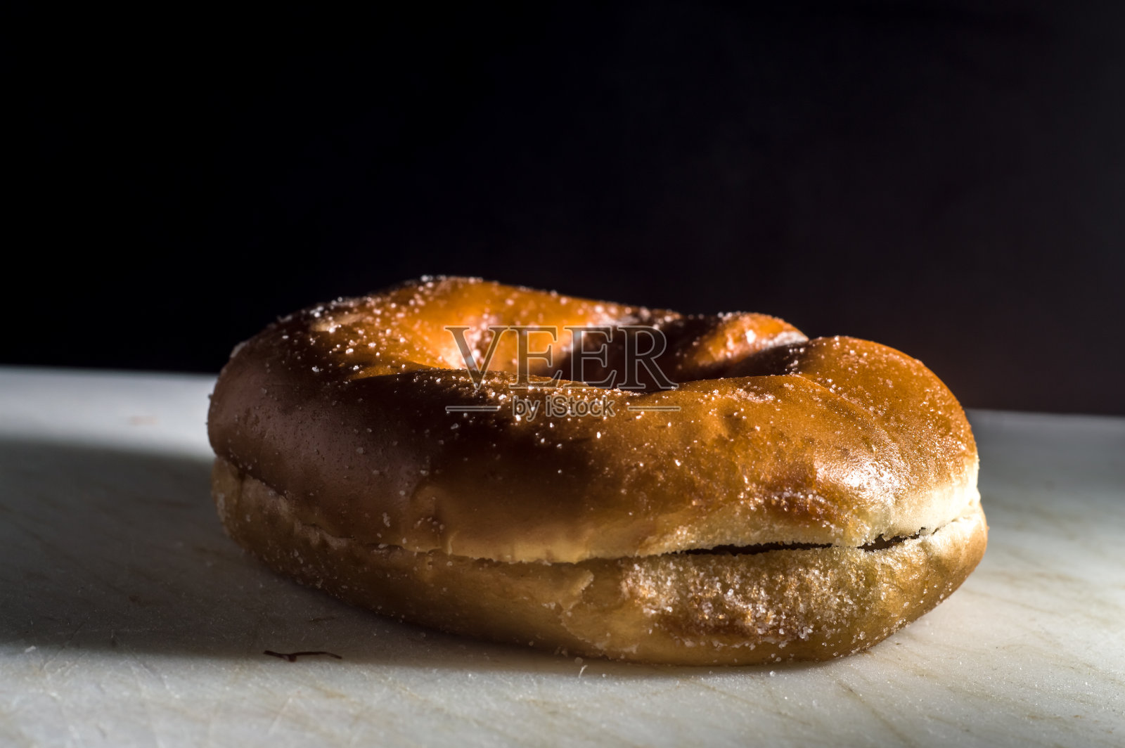 面包圈在白色的面包圈上，背景是黑色的照片摄影图片
