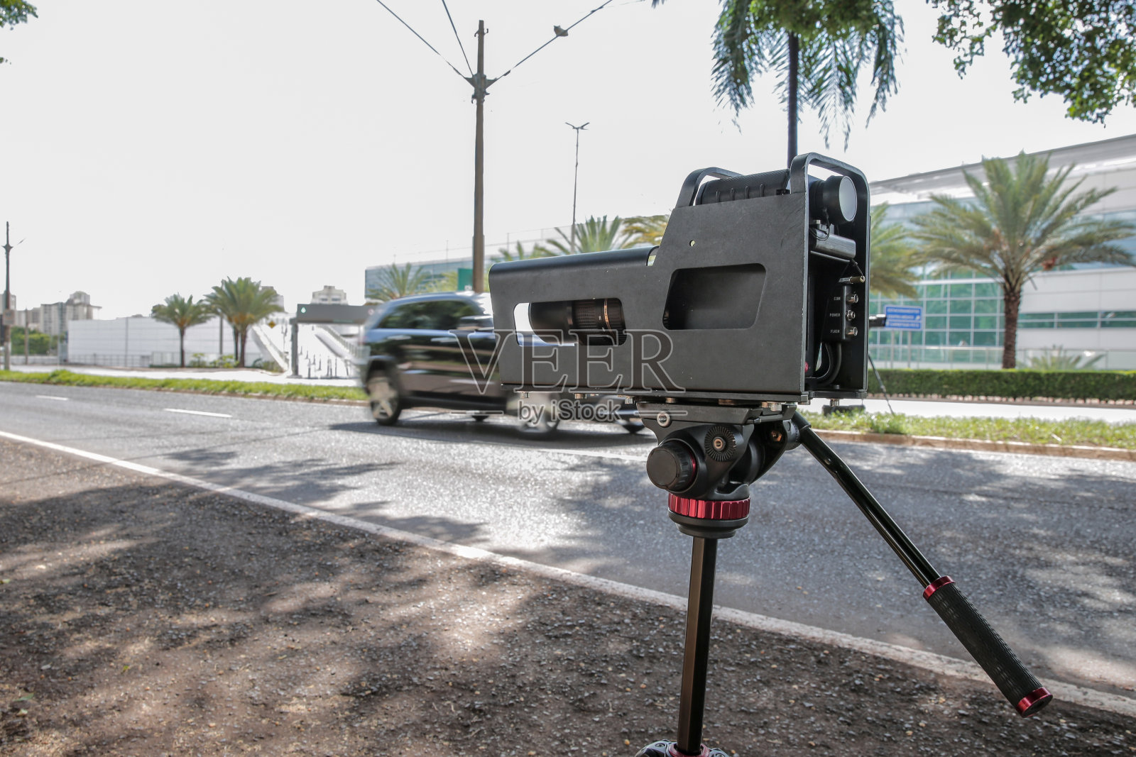 用于交通速度控制的移动警察雷达。照片摄影图片