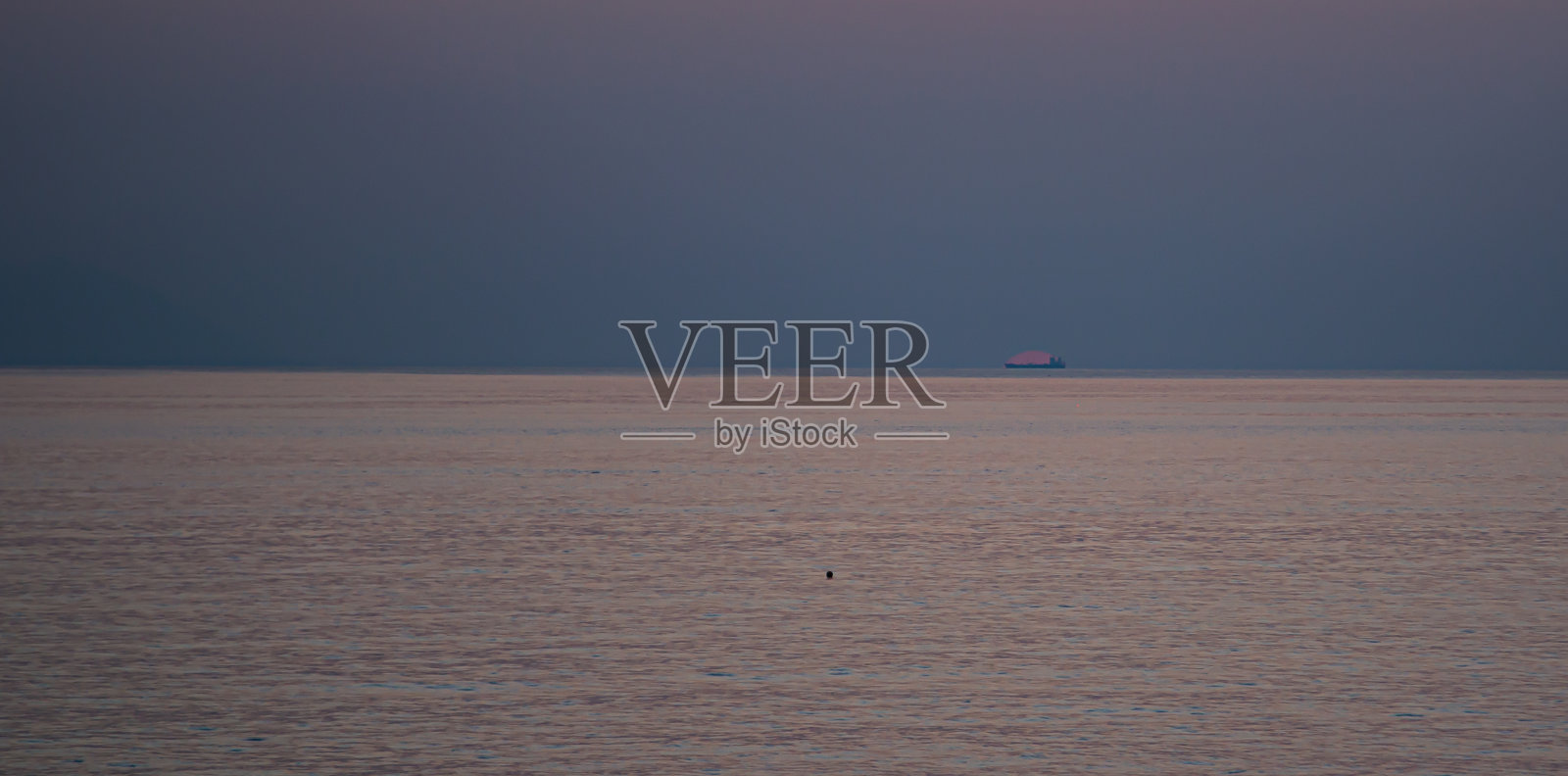 阳光下的船照片摄影图片