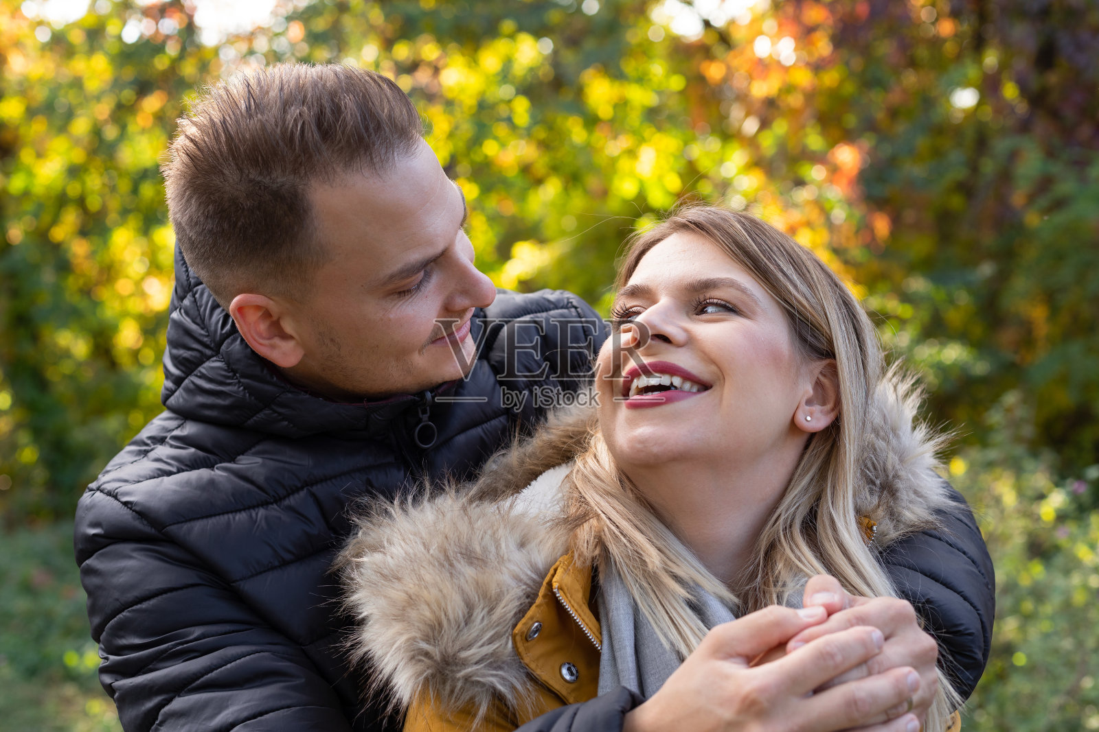 微笑的美丽的年轻夫妇照片摄影图片