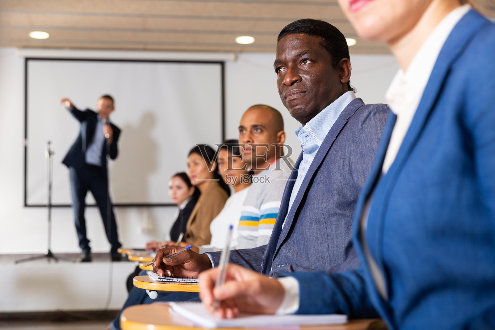 非裔美国商人坐在会议室里参加公司研讨会照片摄影图片