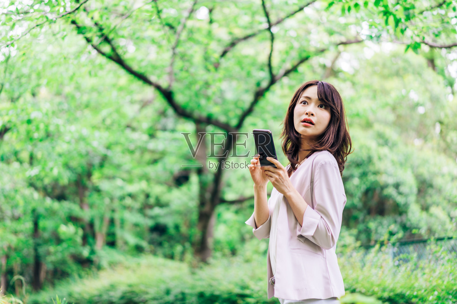 女商人在外面用手机照片摄影图片