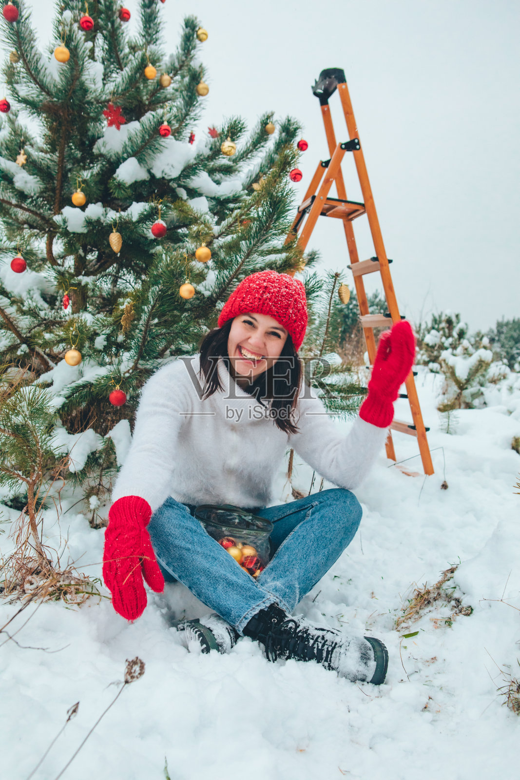漂亮的女人在装饰圣诞树照片摄影图片
