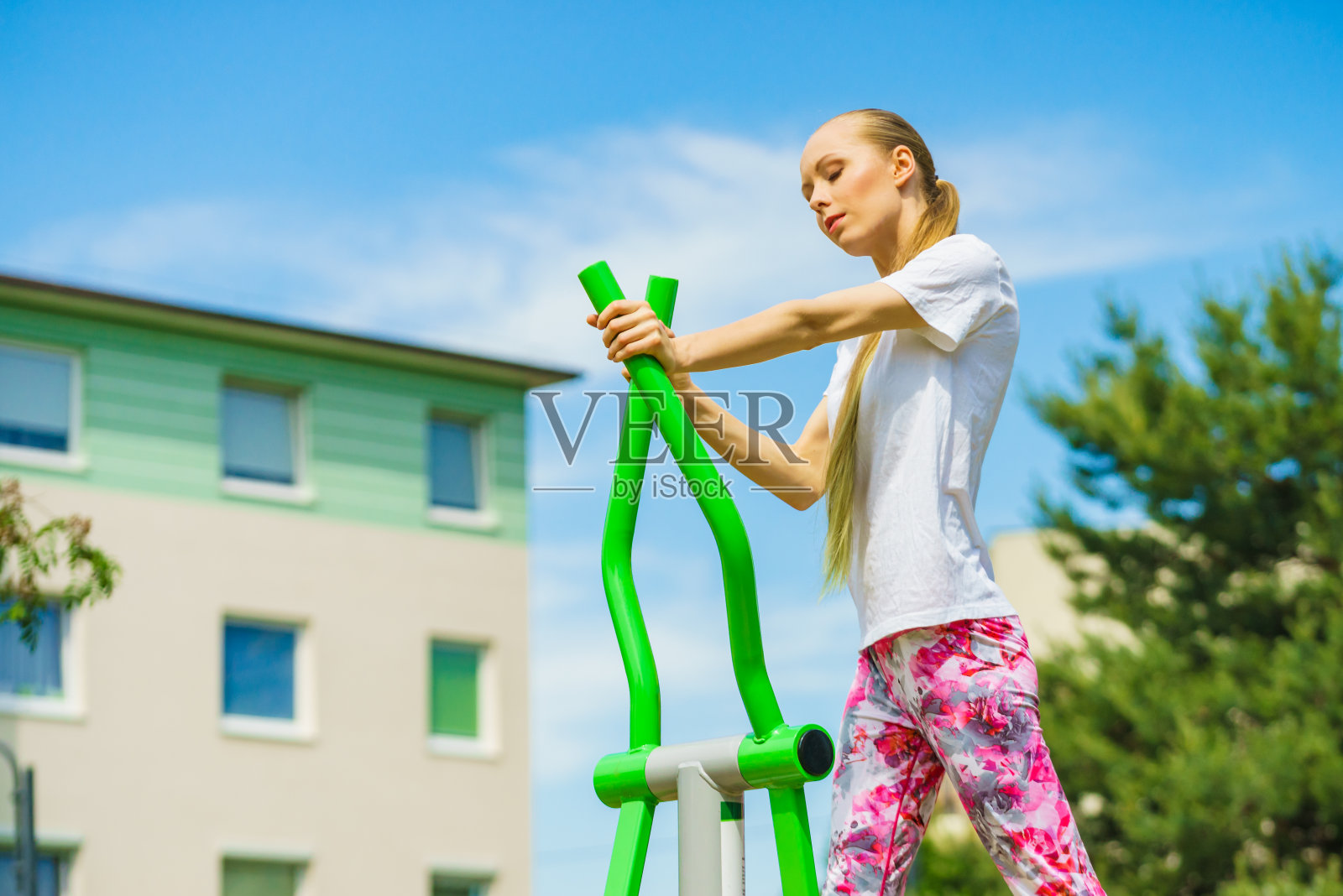 女孩在户外健身区锻炼照片摄影图片