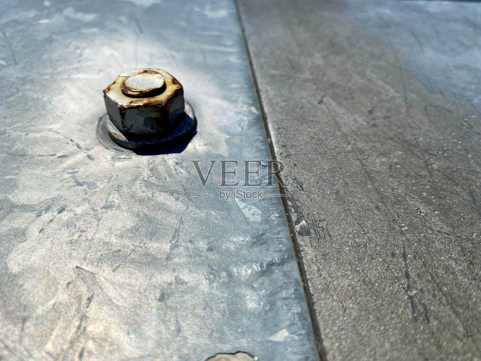 带螺栓和螺母的灰色涂漆金属表面照片摄影图片