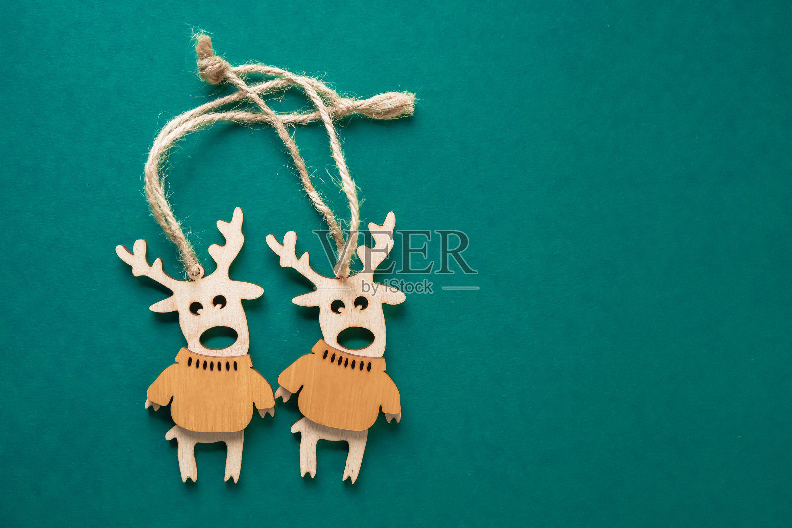 驯鹿圣诞装饰孤立在绿色背景上照片摄影图片