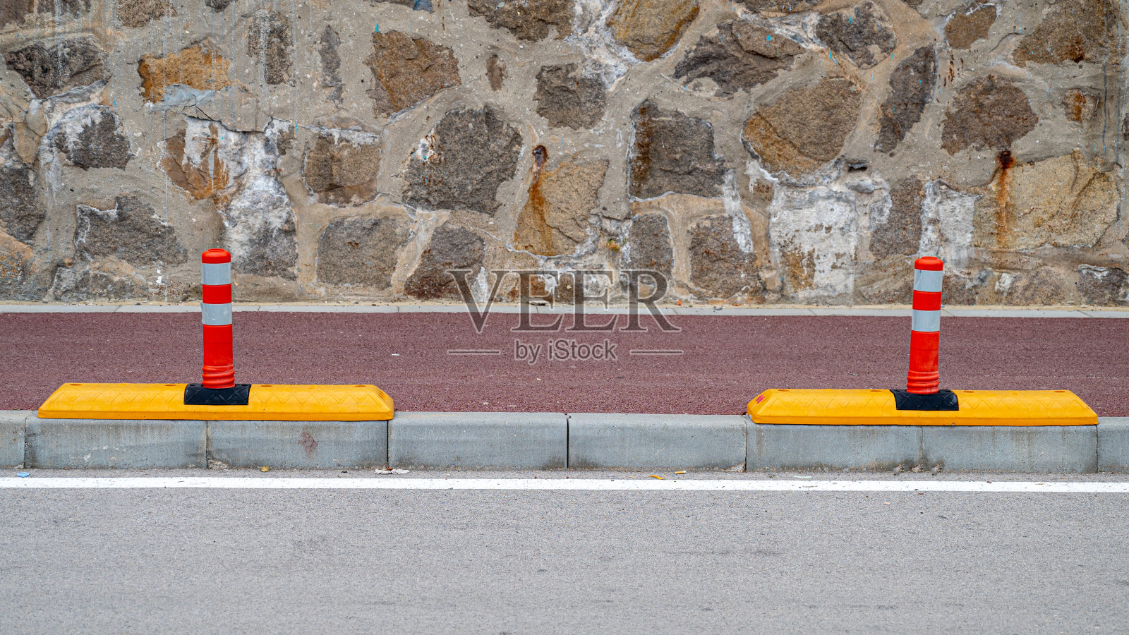 自行车道物理保护远离汽车交通安全岗照片摄影图片