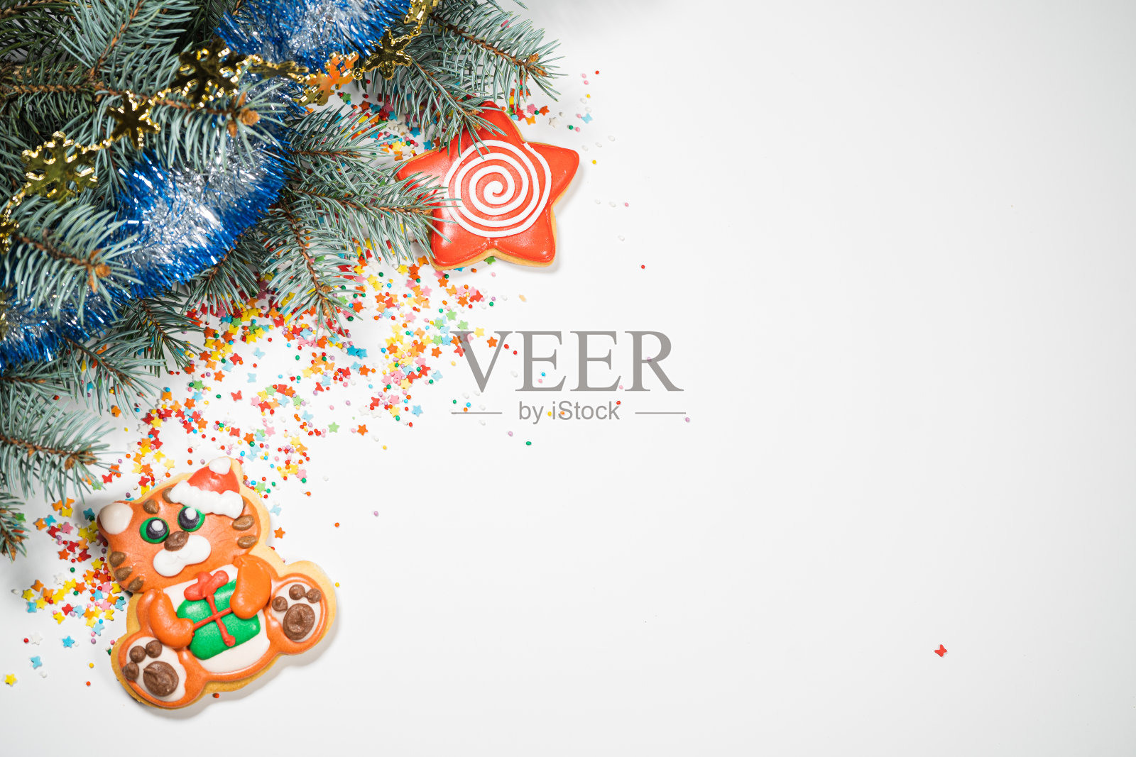 圣诞背景与礼物和姜饼。假期心情卡。俯视图，复制空间。家庭传统，DIY，庆祝概念。节日背景与自制姜饼饼干。照片摄影图片