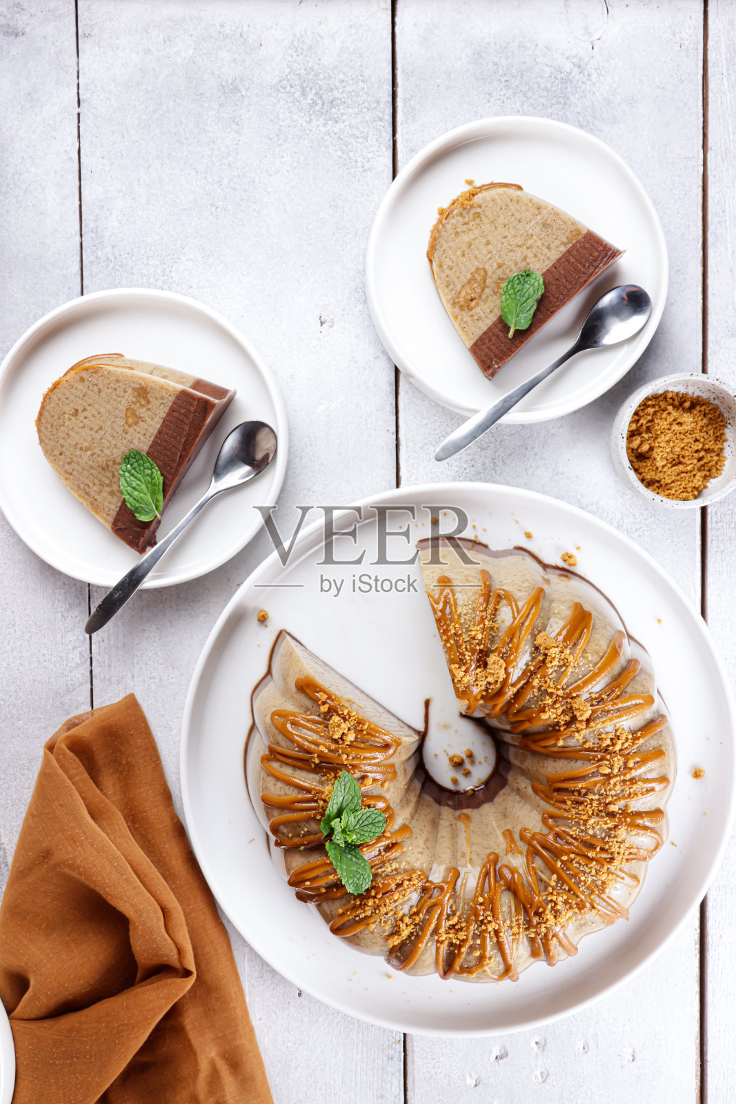 布丁有荷花饼干或焦糖饼干布丁。照片摄影图片