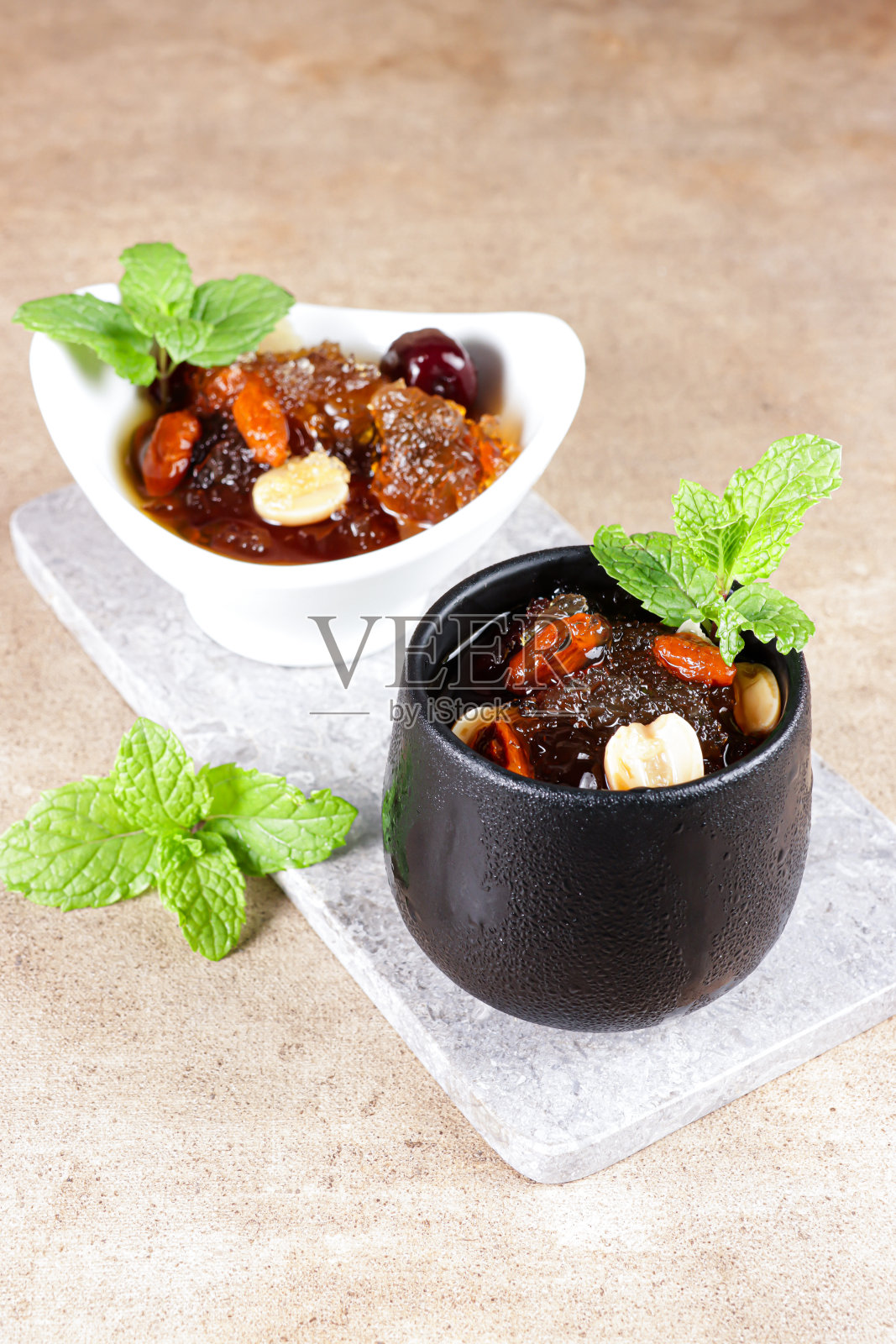 桃胶胶原蛋白纤维霜甜品是中国传统的茶点饮料。它含有燕窝，红枣，雪木耳，枸杞。照片摄影图片