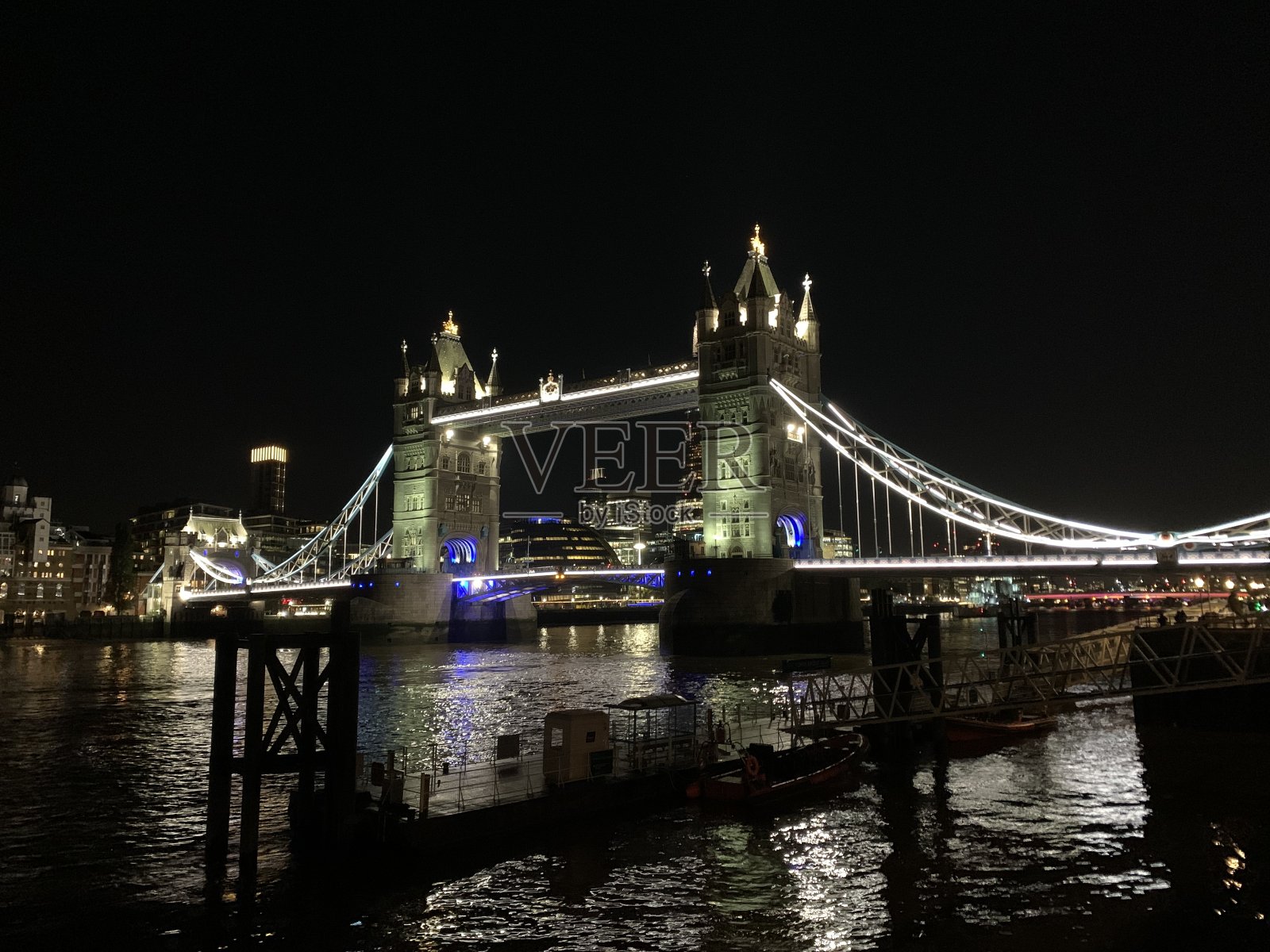 夜晚的塔桥照片摄影图片