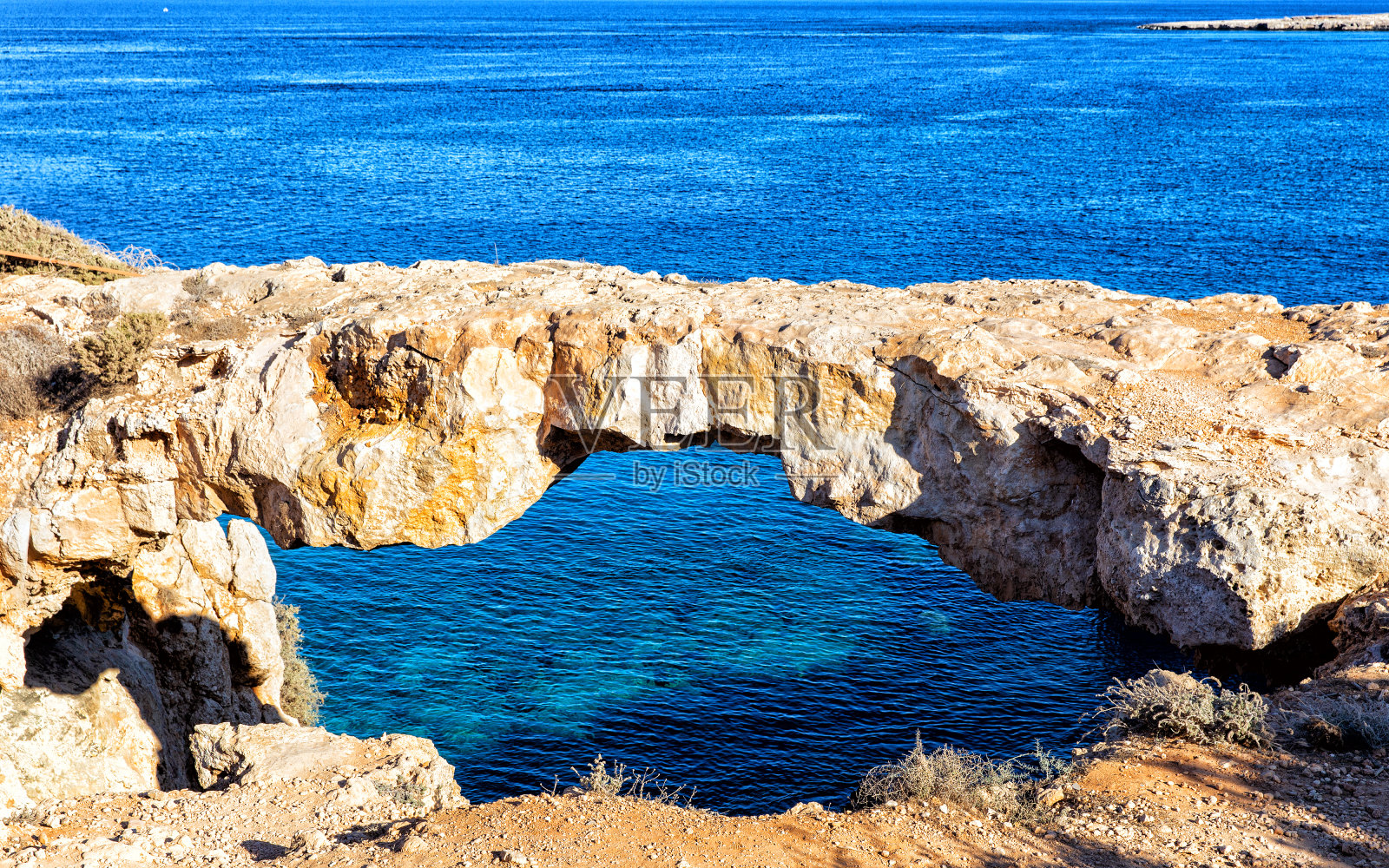 石拱被称为爱情桥。塞浦路斯阿伊纳帕度假小镇的自然地标照片摄影图片