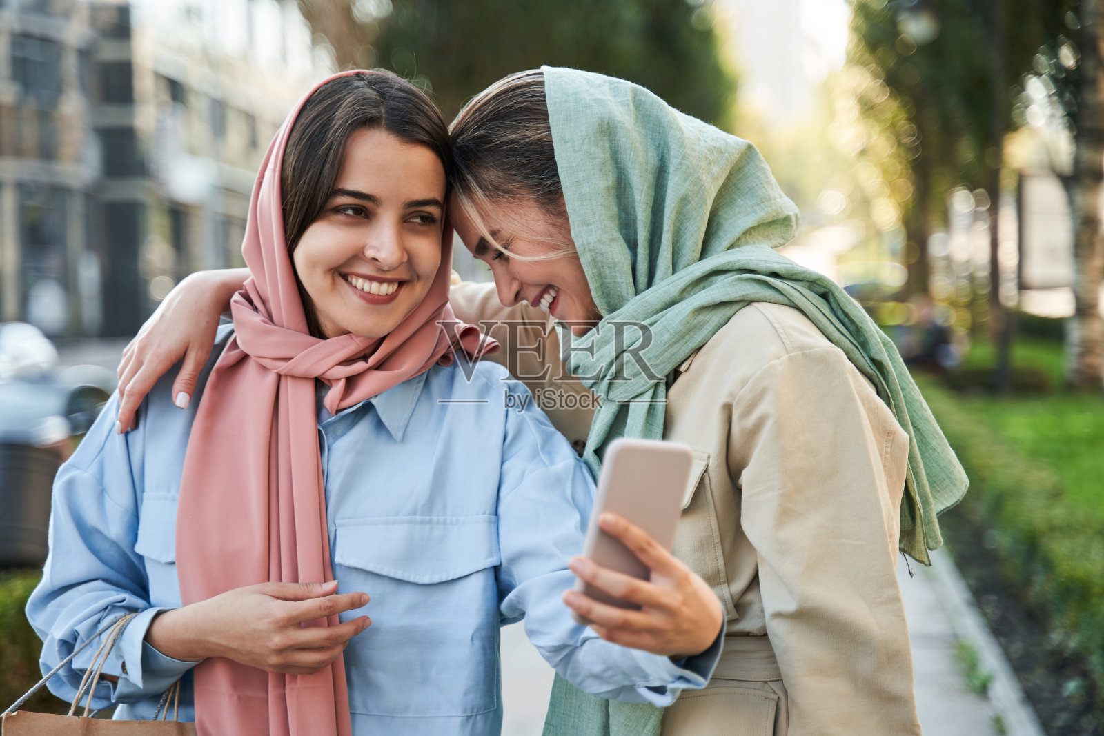 千禧一代女性用优质智能手机自拍照片摄影图片
