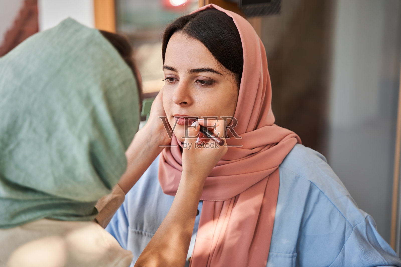 为女孩派对化妆准备的女人们照片摄影图片