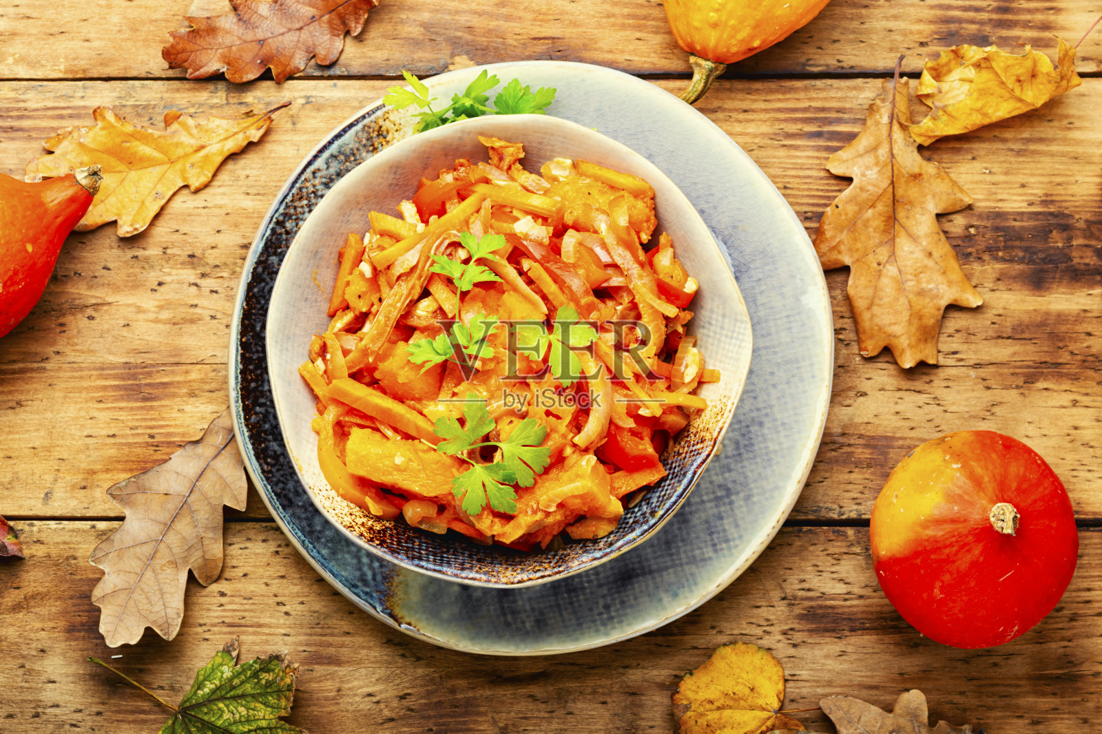 南瓜肉秋季沙拉。照片摄影图片