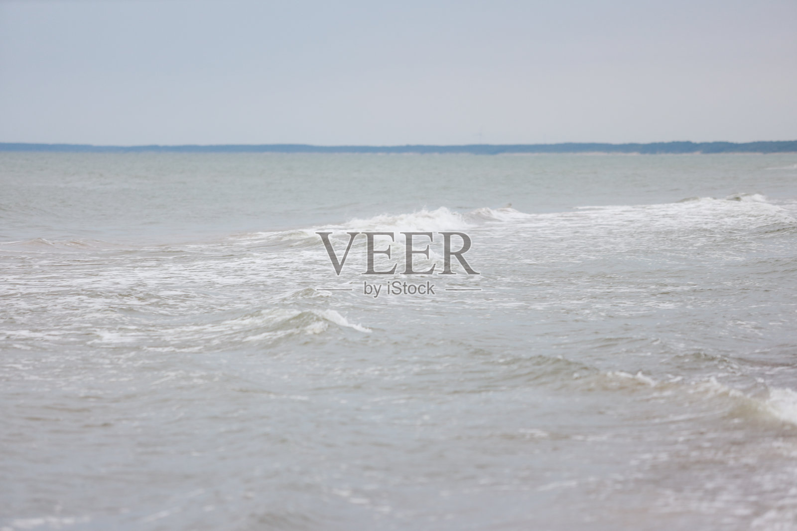 海滩与岩石，波罗的海和美丽的天空海景。照片摄影图片